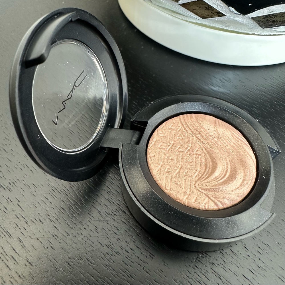 NWOT MAC A NATURAL FLIRT Extra Dimension Eyeshadow
